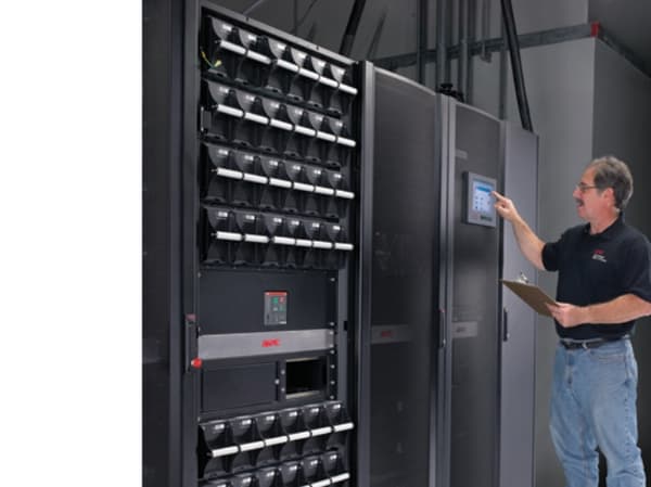 APC:n aikataulun mukainen asennuspalvelu - Asennus (UPS 80/96 kW med første XR ramme) - 8x5 - varten P/N: SY96K160H, SY96K96H