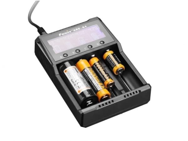 Fenix ARE-A4, Lithium-Ion (Li-Ion), Nikkel-kadmium (NiCd), Nikkelmetallhydrid (NiMH), Over-spenning (volt), Overlading, Revers polaritet, AA, AAA, C