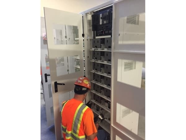 APC Start-UP Service 5X8 - Installering / konfigurering (for 1 Li-ion Battery Cabinet med (1) Battery Module) - på stedet - 8x5 - for P/N: LIBSESMG13