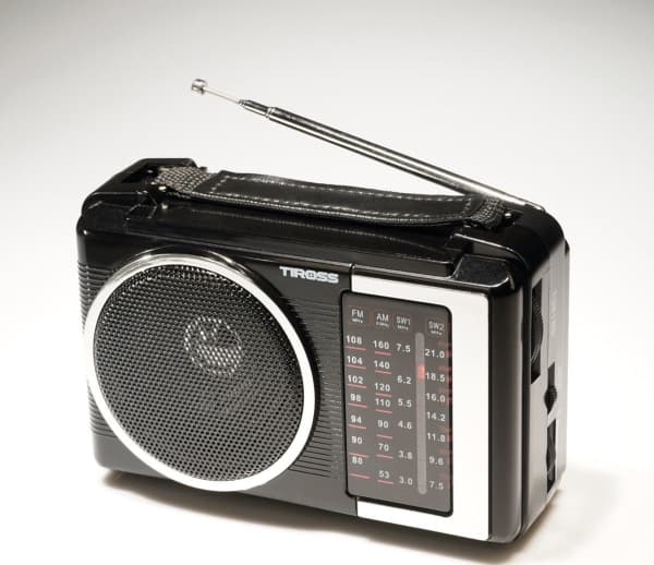 TIROSS KANNETTAVA RADIO PARISTOINEEN