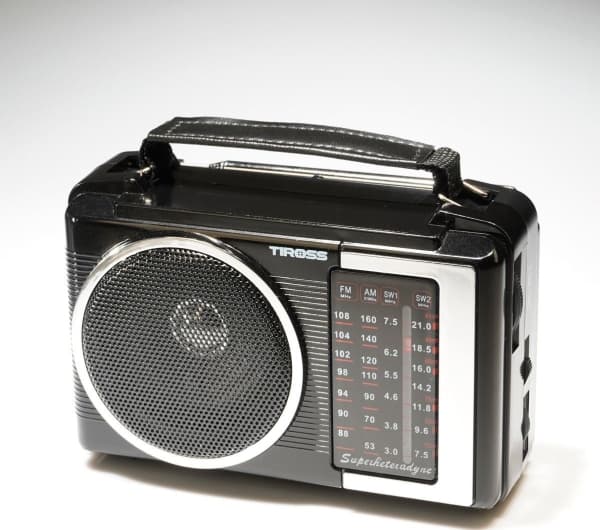 TIROSS KANNETTAVA RADIO PARISTOINEEN