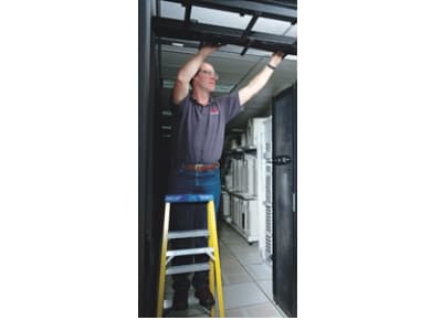 APC Scheduled Assembly Service - Installering - på stedet - 8x5 - for P/N: SY30K100F, SY30K100F-NB, SY40K100F, SY50K100F, SY50K100F-NB, SY80K80FD, SY