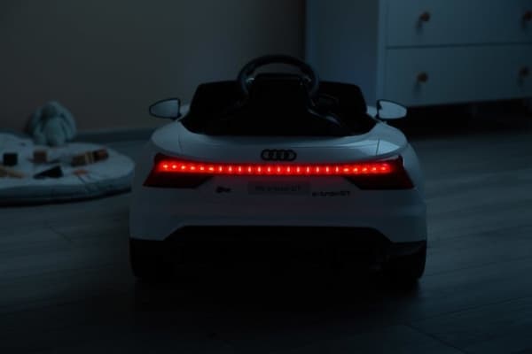 Toyz POJAZD NA AKUMULATOR AUDI RS ETRON GT HVIT