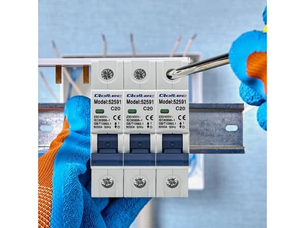Qoltec - Automatisk spänningsregulator