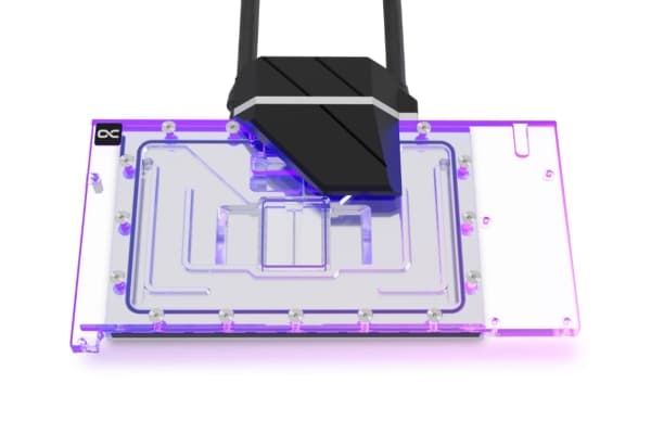 Alphacool Eiswolf 2 AIO - 360 mm RTX 4080 Suprim taustalevyllä varustettuna