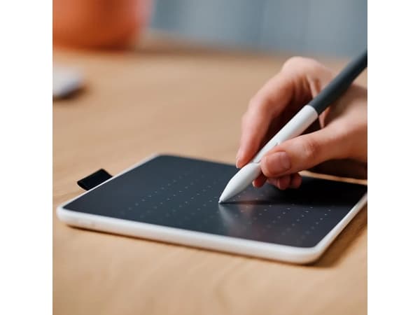 Wacom One by Wacom - Digitaliserer - pennenettbrettsmedium, detaljhandel - høyre- og venstrehåndet - 21.6 x 13.5 cm - elektromagnetisk - trådløs, kab
