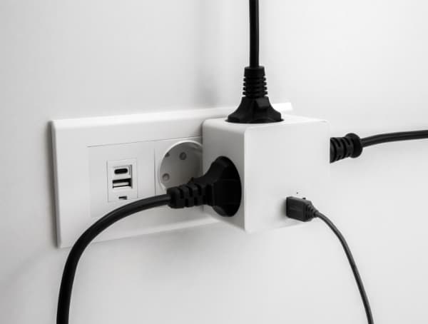 Delock stikkontakt kube 3-veis med barnesikring og USB PD 3.0 lader 20 W hvit