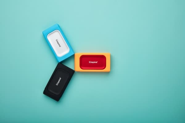 Kingston XS - SSD-etui - svart, lys blå, oransje (en pakke 3) - for P/N: E SXS1000/2000G, SXS1000/1000G, SXS1000/2000G, SXS1000R/1000G, SXS1000R/2000