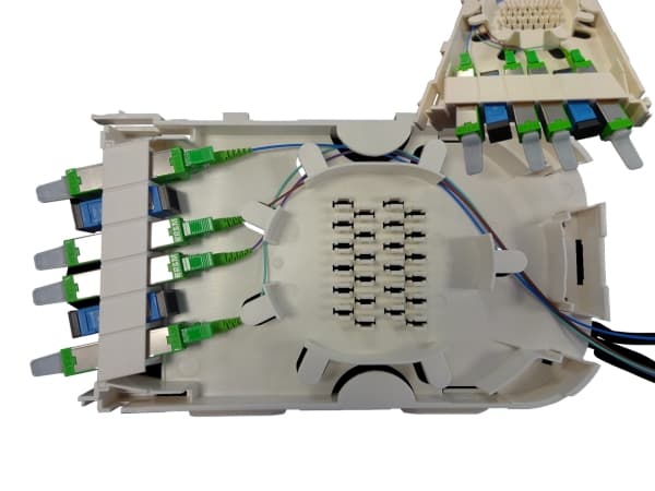 EFB-Elektronik FTTH-modulspor for FTTH-BGT, 12 porter LC med OM4 keramiske koblinger Produsent: EFB Elektronik (FTTH-MODUL-LCOM4)