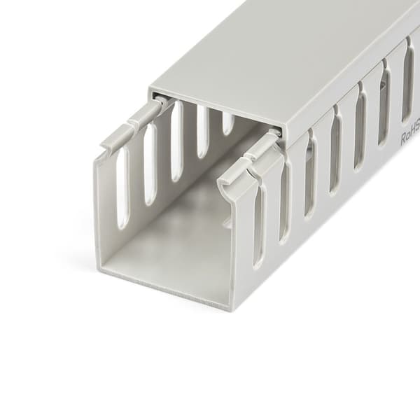 StarTech.com Kabelhanteringsbana med öppen kortplats med hölje, 50mm B x 50mmH - 2m L-8mm kortplatser, PVC-nätverkskabelkabel-kabel-kabel-kanal, max 2