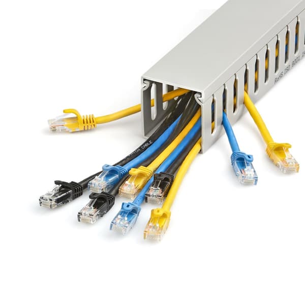 StarTech.com Kabelhanteringsbana med öppen kortplats med hölje, 50mm B x 50mmH - 2m L-8mm kortplatser, PVC-nätverkskabelkabel-kabel-kabel-kanal, max 2
