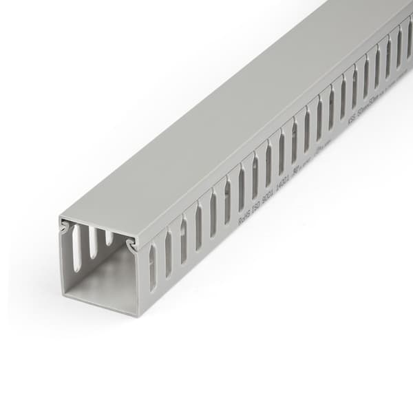 StarTech.com Kabelhanteringsbana med öppen kortplats med hölje, 50mm B x 50mmH - 2m L-8mm kortplatser, PVC-nätverkskabelkabel-kabel-kabel-kanal, max 2