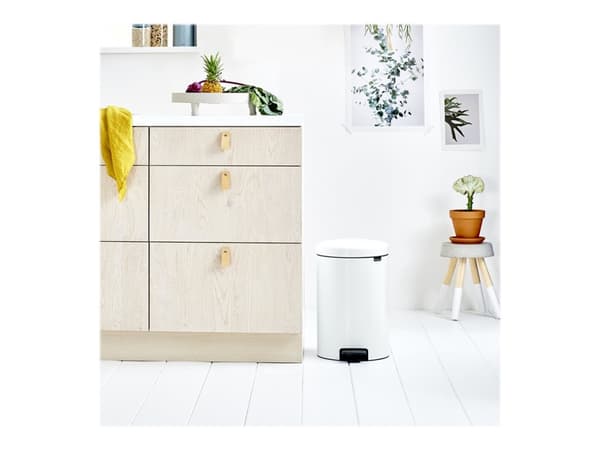 Brabantia newIcon - Soptunna - fliplock - 20 L - fotpedal - vit
