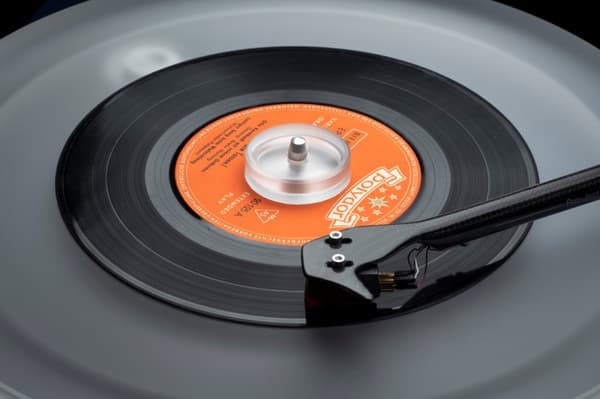 Pro-Ject Adapt It Acrylic 7 tuuman vinyylilevysovitin, läpinäkyvä akryyli