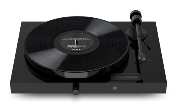 Pro-Ject JukeBox E1 + OM5e Pladespiller, Alt-i-et System / Plug and Play med Bluetooth, Klaver Sort