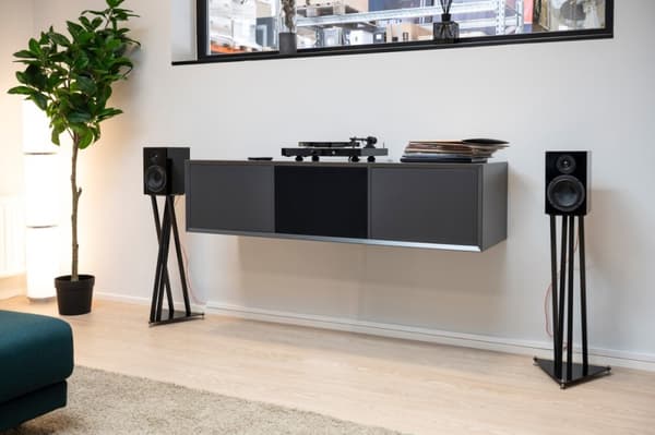 Pro-Ject JukeBox E1 + OM5e Pladespiller, Alt-i-et System / Plug and Play med Bluetooth, Klaver Sort