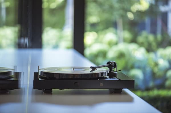 Pro-Ject JukeBox E1 + OM5e Pladespiller, Alt-i-et System / Plug and Play med Bluetooth, Klaver Sort
