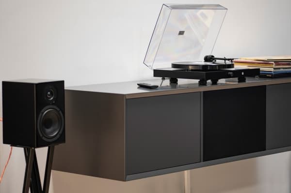 Pro-Ject JukeBox E1 + OM5e Pladespiller, Alt-i-et System / Plug and Play med Bluetooth, Klaver Sort