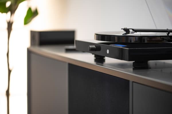 Pro-Ject JukeBox E1 + OM5e Pladespiller, Alt-i-et System / Plug and Play med Bluetooth, Klaver Sort