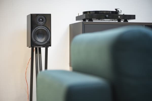 Pro-Ject JukeBox E1 + OM5e Pladespiller, Alt-i-et System / Plug and Play med Bluetooth, Klaver Sort