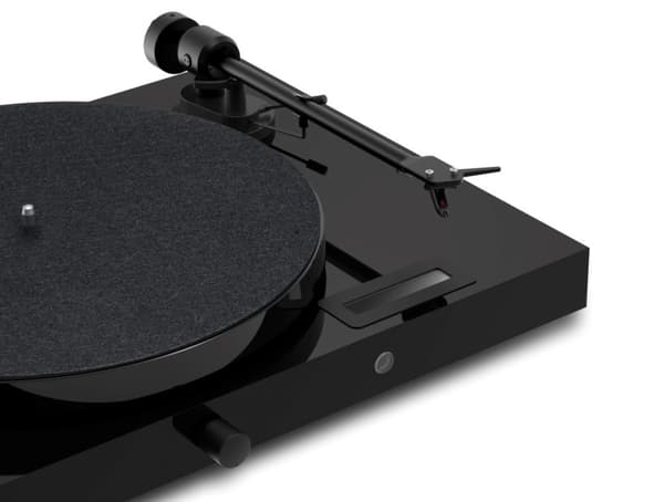 Pro-Ject JukeBox E1 + OM5e Pladespiller, Alt-i-et System / Plug and Play med Bluetooth, Klaver Sort