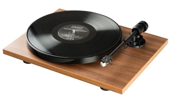 Pro-Ject E1 skivspelare med Audio-Technica AT3600L valnötspickup