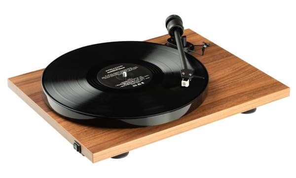 Pro-Ject E1 skivspelare med Audio-Technica AT3600L valnötspickup