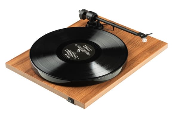 Pro-Ject E1 skivspelare med Audio-Technica AT3600L valnötspickup