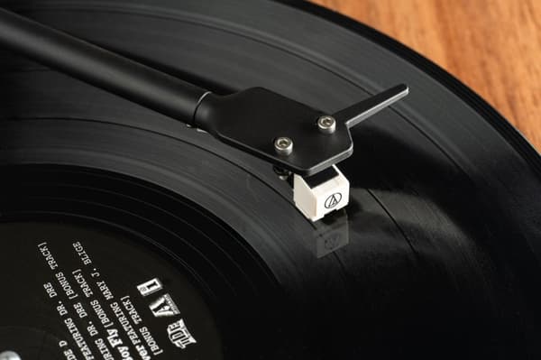 Pro-Ject E1 skivspelare med Audio-Technica AT3600L valnötspickup