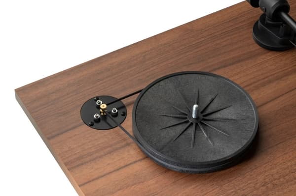 Pro-Ject E1 BT pladespiller med indbygget forforstærker og AT3600L pickup, Bluetooth-sender, valnød