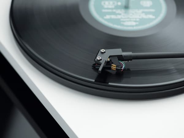 Pro-Ject Primary E, Beltedrevet platespiller, Hvit, Silikon, MDF, 33,45 RPM, DC-motor