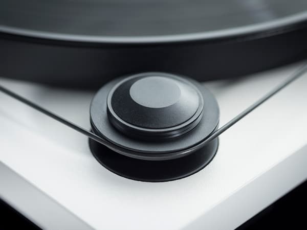 Pro-Ject Primary E, Beltedrevet platespiller, Hvit, Silikon, MDF, 33,45 RPM, DC-motor