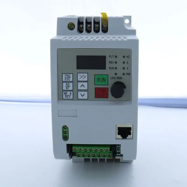 Frekvensomformer, 0,75KW - 4KW udgangseffekt, justerbar hastighedskontrol,2.2KW 220V(hvid)