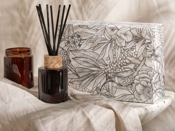 Doftljus med doftpinnar MÖRK ELEGANCE Sojavax Blommiga noter Lumarko!