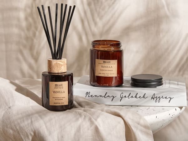Doftljus med doftpinnar MÖRK ELEGANCE Sojavax Blommiga noter Lumarko!