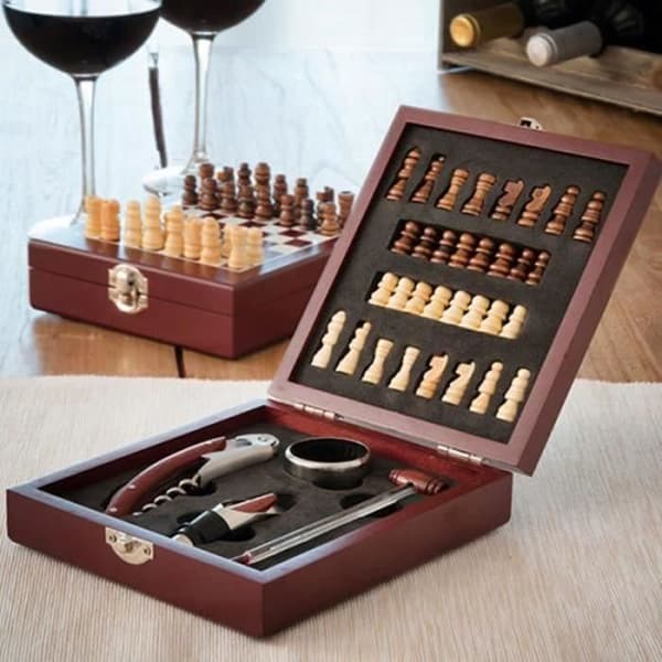 XF09388-SHOP-STORY - Vin- och schacktillbehörsset i kartong (37 delar) Perfekt present till vin- och schackfans