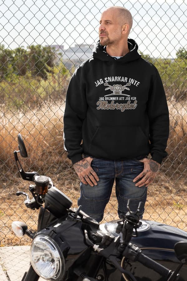Svart huvtröja med motorcykel design.  Jag snarkar inte