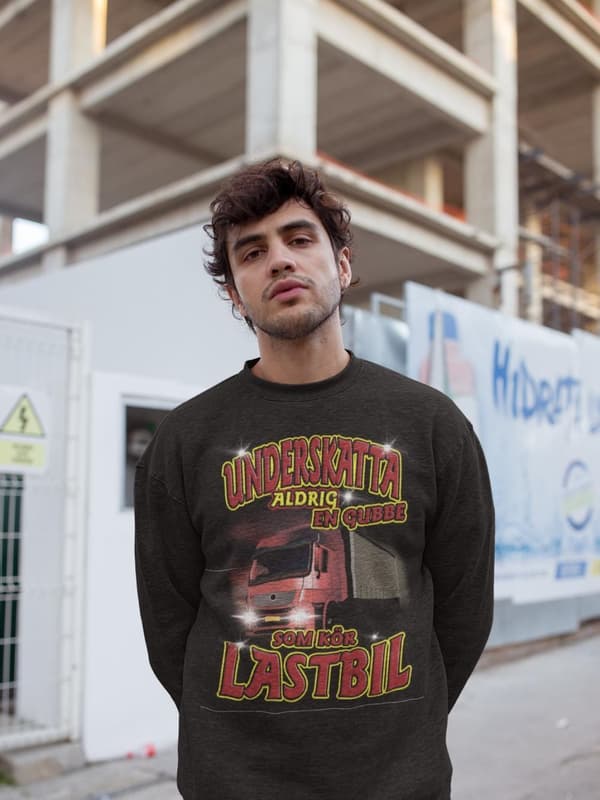 Lastbil Sweatshirt - Underskatta aldrig en gubbe Sweatshirt