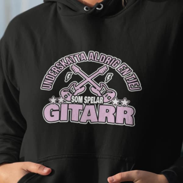 Svart Huvtröja - Underskatta aldrig en tjej som spelar gitarr