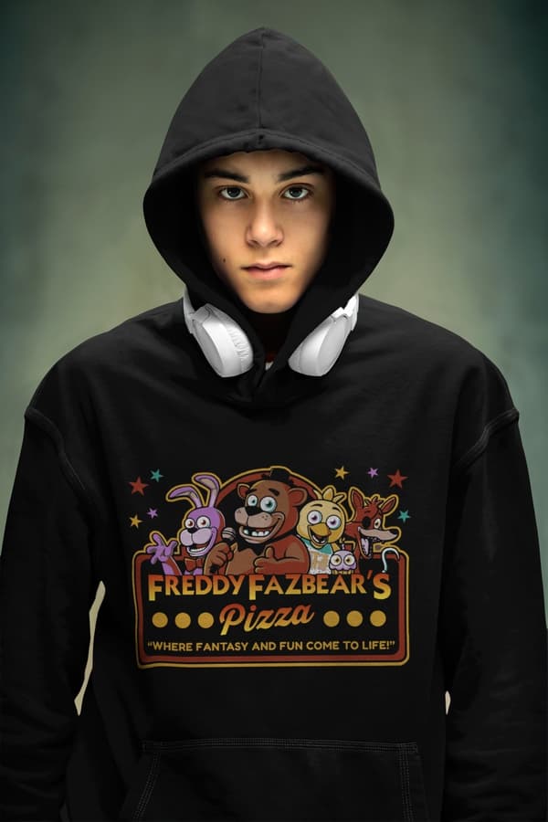 FNAF Svart huvtröja med Freddy Fazbear Pizza design