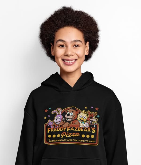 FNAF Svart huvtröja med Freddy Fazbear Pizza design