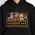 Miniatyrbild 1 av 5: FNAF Svart huvtröja med Freddy Fazbear Pizza design
