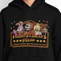 Miniatyrbild 1 av 5: FNAF Svart huvtröja med Freddy Fazbear Pizza design