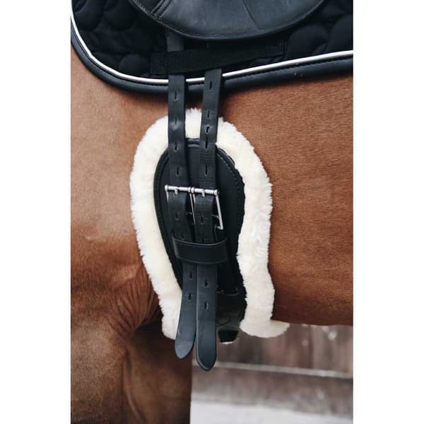 Kentucky Anatomic Cover Kort Fårskinnsgjord  60 cm