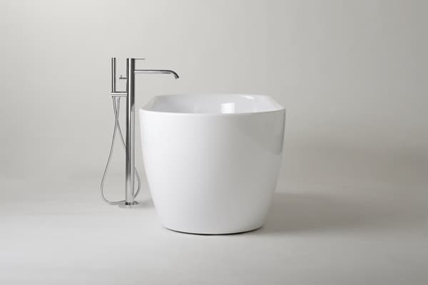 Vapaasti seisova kylpyamme 157x68 cm valkoinen kiilto Dessi Home Leto
