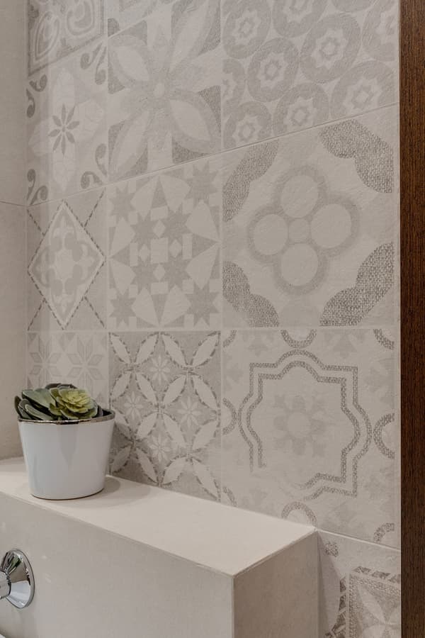 Väggkakel 40x120 9,5 mm lapptäcke grått mönster DESSI HOME