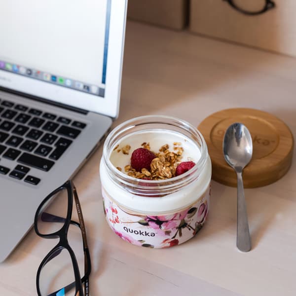 Quokka Deli Food Jar - Glas madbeholder / madpakke 500 ml (Mørke blomster)