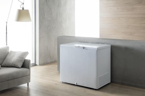 Whirlpool WHS2121 - Sisäänrakennettava pakastin - leveys: 80,6 cm - syvyys: 64,2 cm - korkeus: 86,5 cm - 204 litraa - luokka F - valkoinen