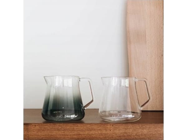 „Fellow Fellow Mighty Small Glass Carafe“ – rūkyto stiklo serveris
