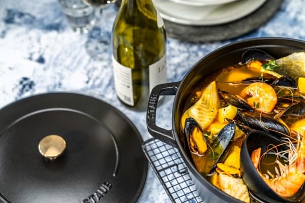 Staub La Cocotte, Stekeform, Rund, Støpejern, Keramisk, Gass, Halogen, Induksjon, Forseglet Plate, Sort, Emalje